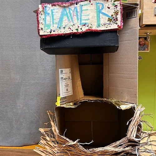 Der Beamer: Installation aus Karton mit einem aufgesetzten Projektor, davor strukturierte Papier- und Kartonelemente.